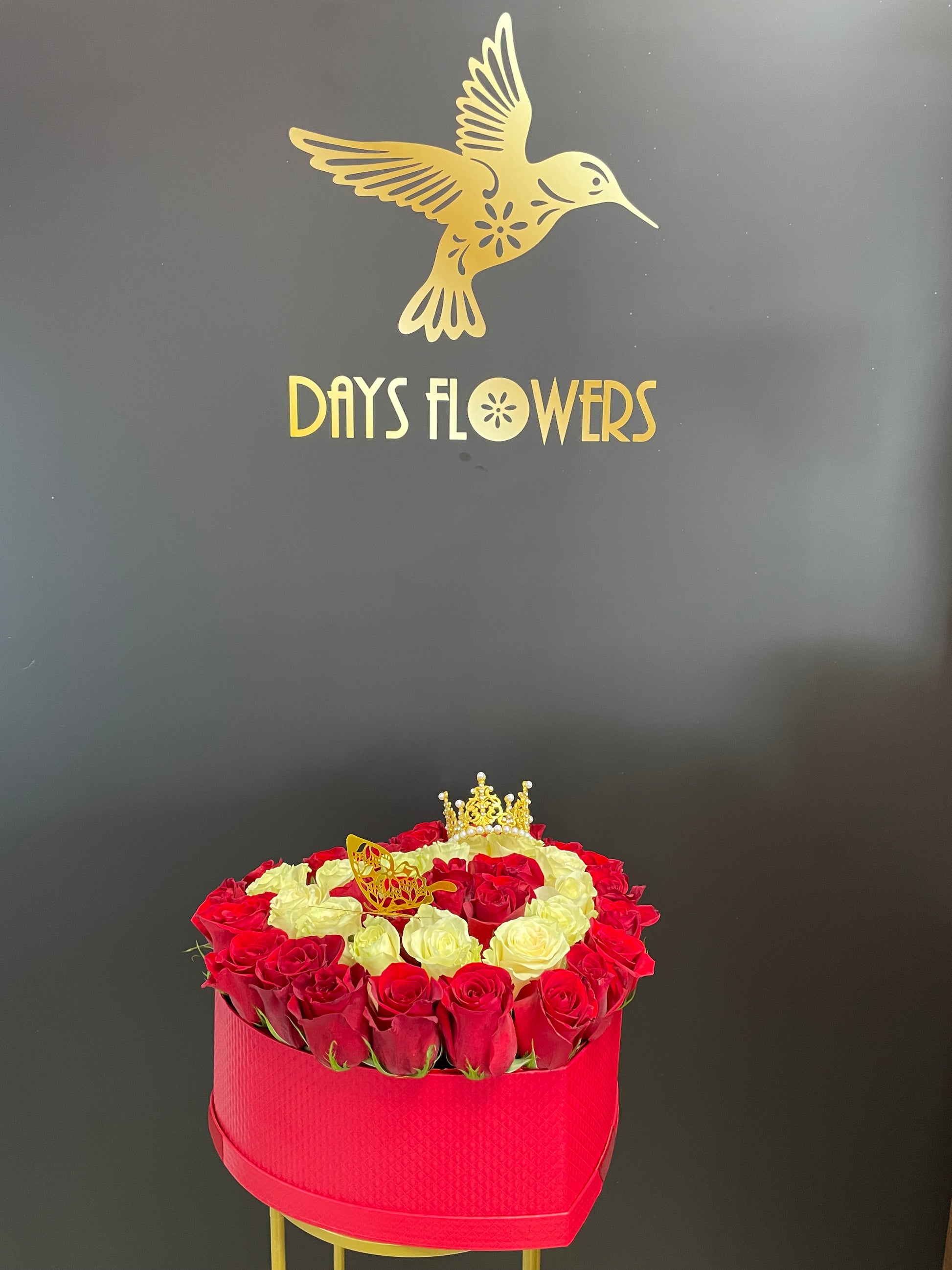 Days Flowers Florida: Royal Bloom Crown, magnificent 40-rose centerpiece for luxury and elegance. Red and white roses delivery in Ocala, Florida.