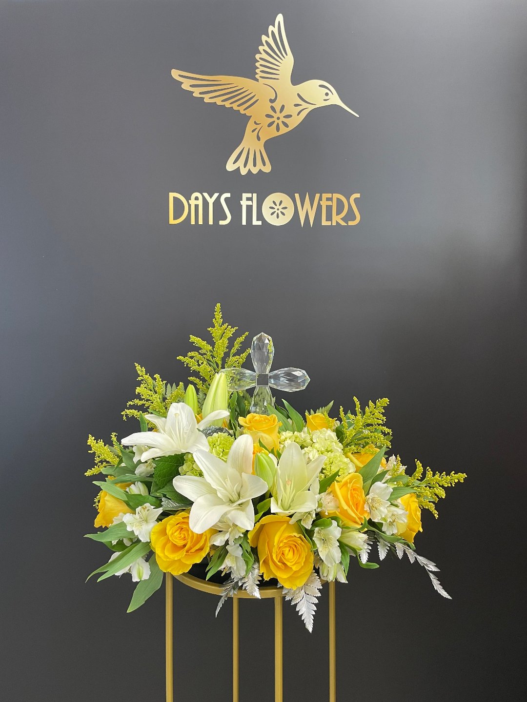 Elegant floral arrangement with yellow roses and white lilies, free delivery in Summerfield, Ocala, Orlando, The Villages, Port St Lucie