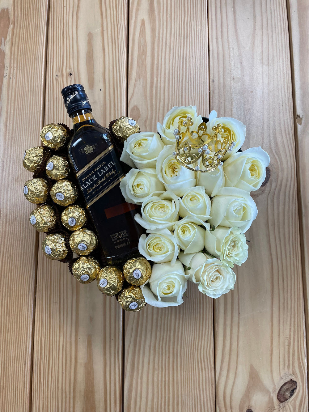 Elegant romantic arrangement featuring roses, chocolates, and a medium-size bottle, beautifully designed by Days Flowers Florida as a modern gift for Valentine’s Day, anniversaries, birthdays, or heartfelt surprises.