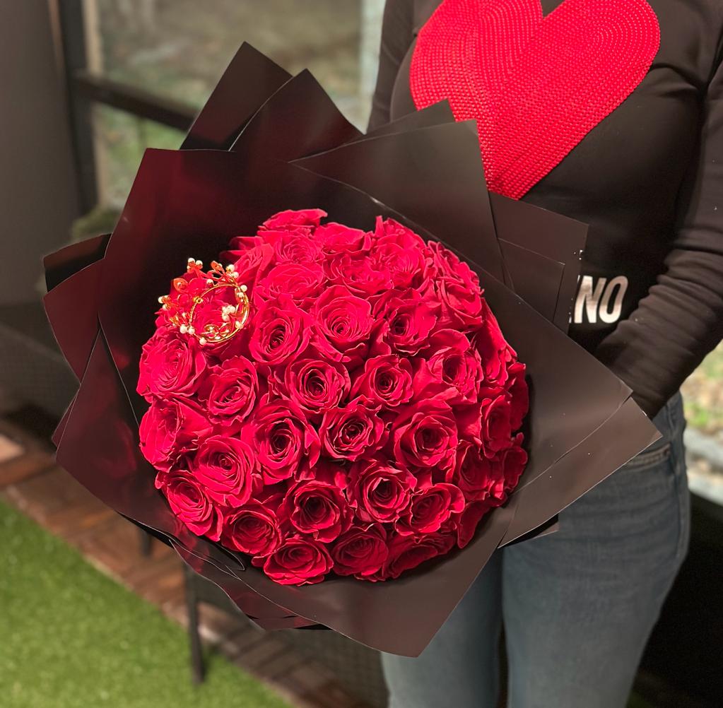 Days Flowers Florida: Most beautiful roses for romantic surprise. Customize your bouquet for Valentine's Day gift delivery in Port St. Lucie.